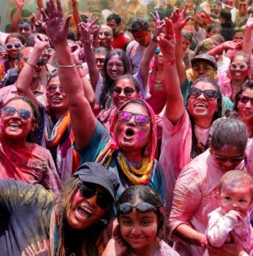 Holi Festivali: Nepal ve Kenya’da baharın gelişi kutlandı