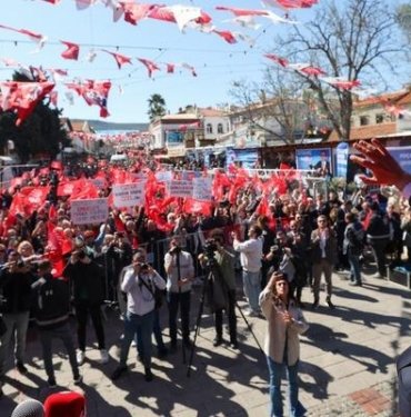 Özgür Özel mitingde atılan o sloganı düzeltti: “Evladım o mesajı mı verdik şimdi?”