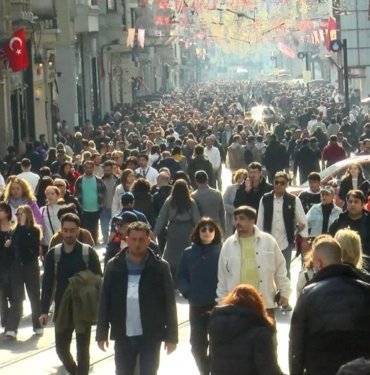 Güzel havayı fırsat bilen İstanbullular İstiklal Caddesi’ne akın etti