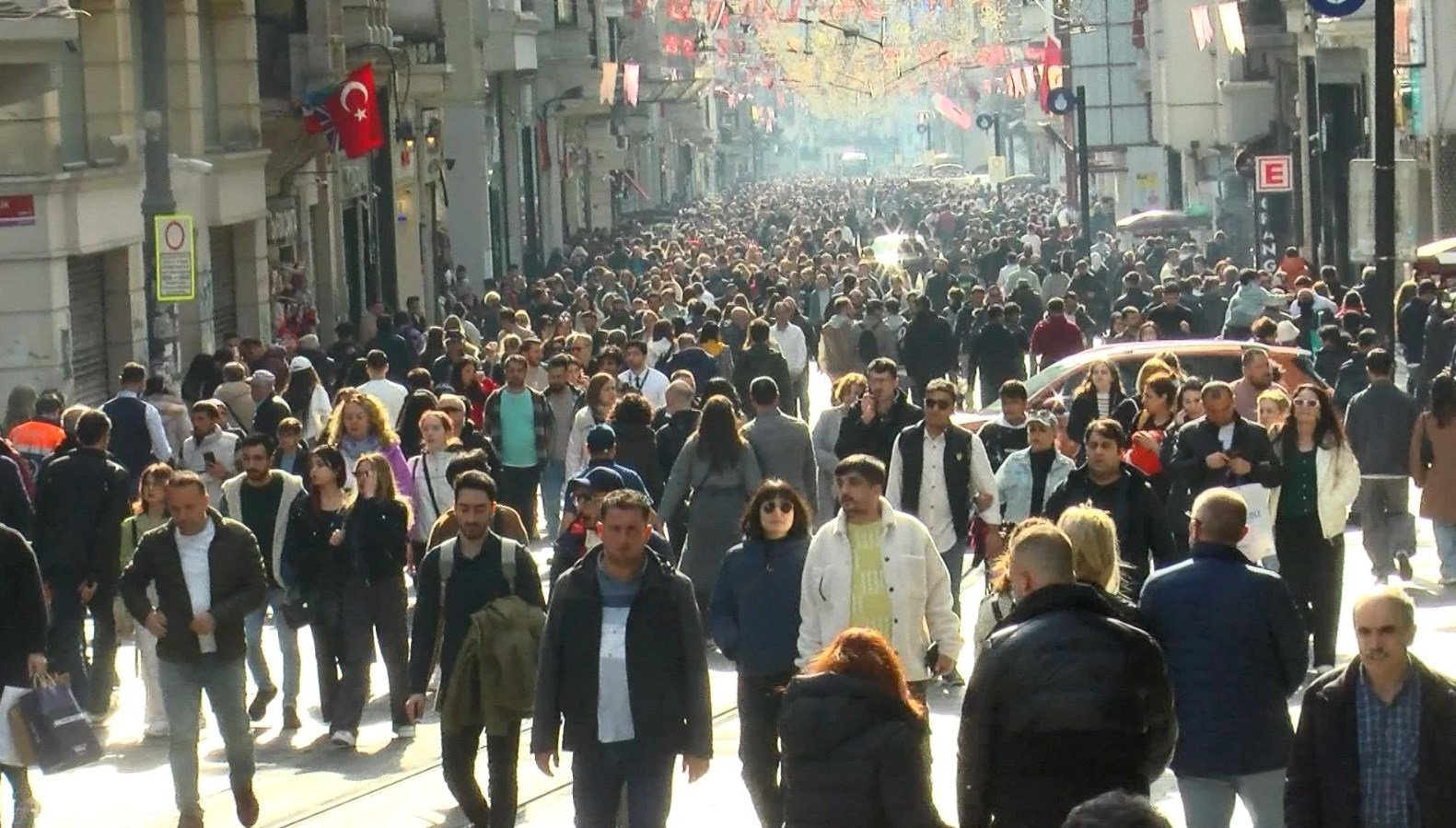 Güzel havayı fırsat bilen İstanbullular İstiklal Caddesi’ne akın etti