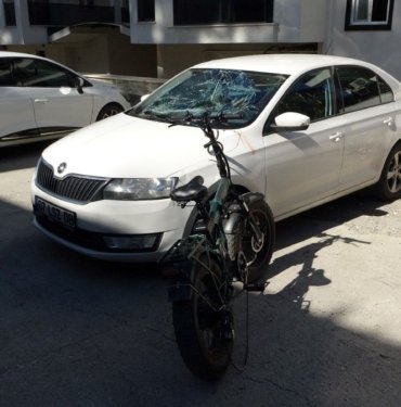 Park halindeki otomobile çarptı: Ağır yaralandı