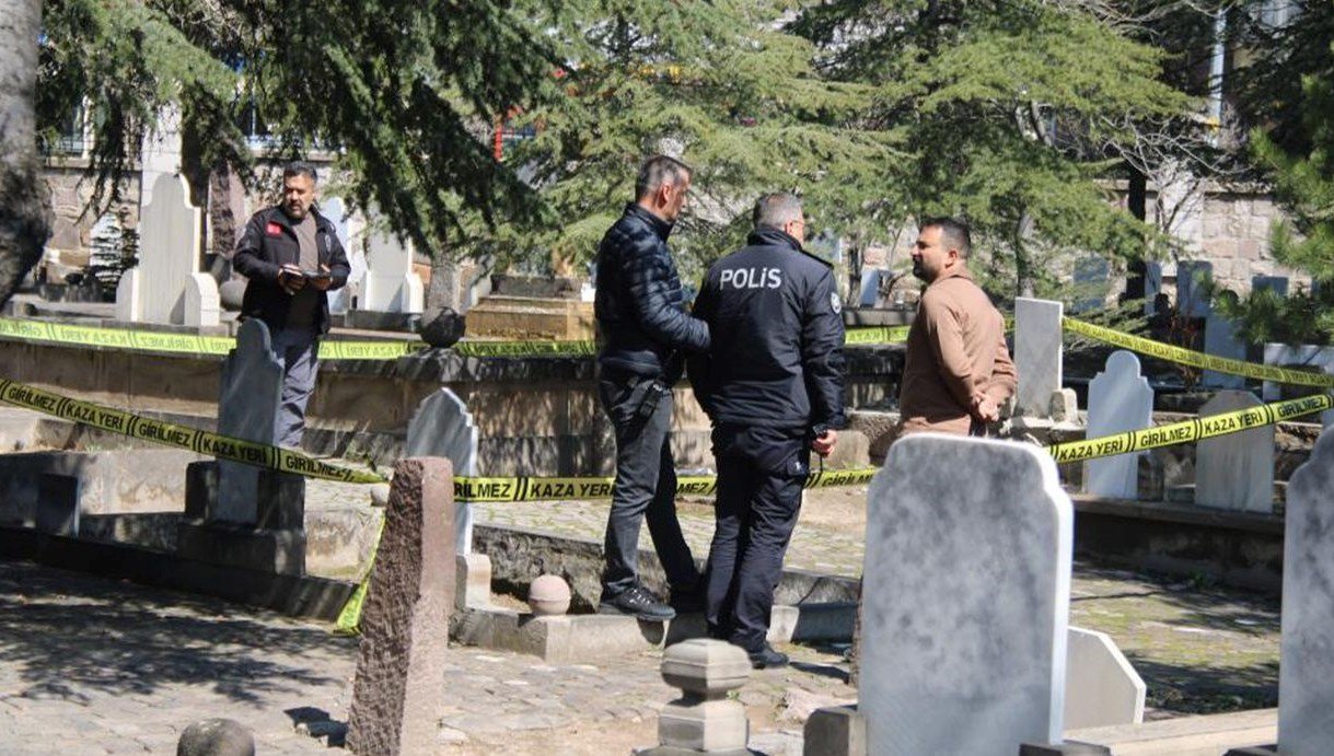 Kayseri’de mezarlıkta cenin bulundu