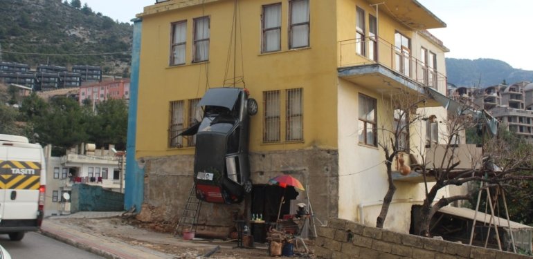 Arabasını binanın duvarına astı! “İyi ki asmışım bir milyon 400 lira kardayım”