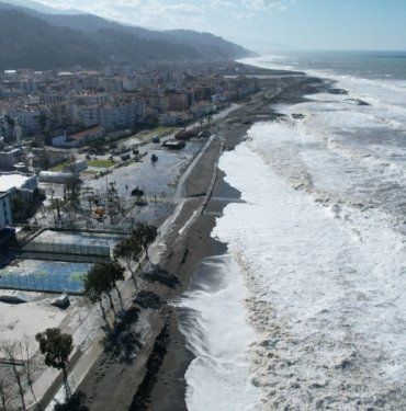 Karadeniz’deki fırtına sahil hattını kırdı geçti