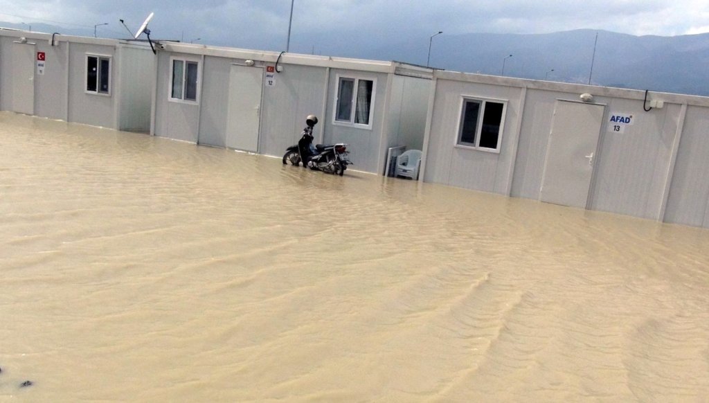 Depremzedelerin konteynerlerini su bastı: Valilikten kriz masası açıklaması