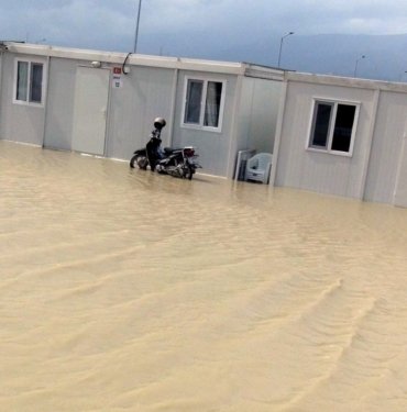 Depremzedelerin konteynerlerini su bastı: Valilikten kriz masası açıklaması