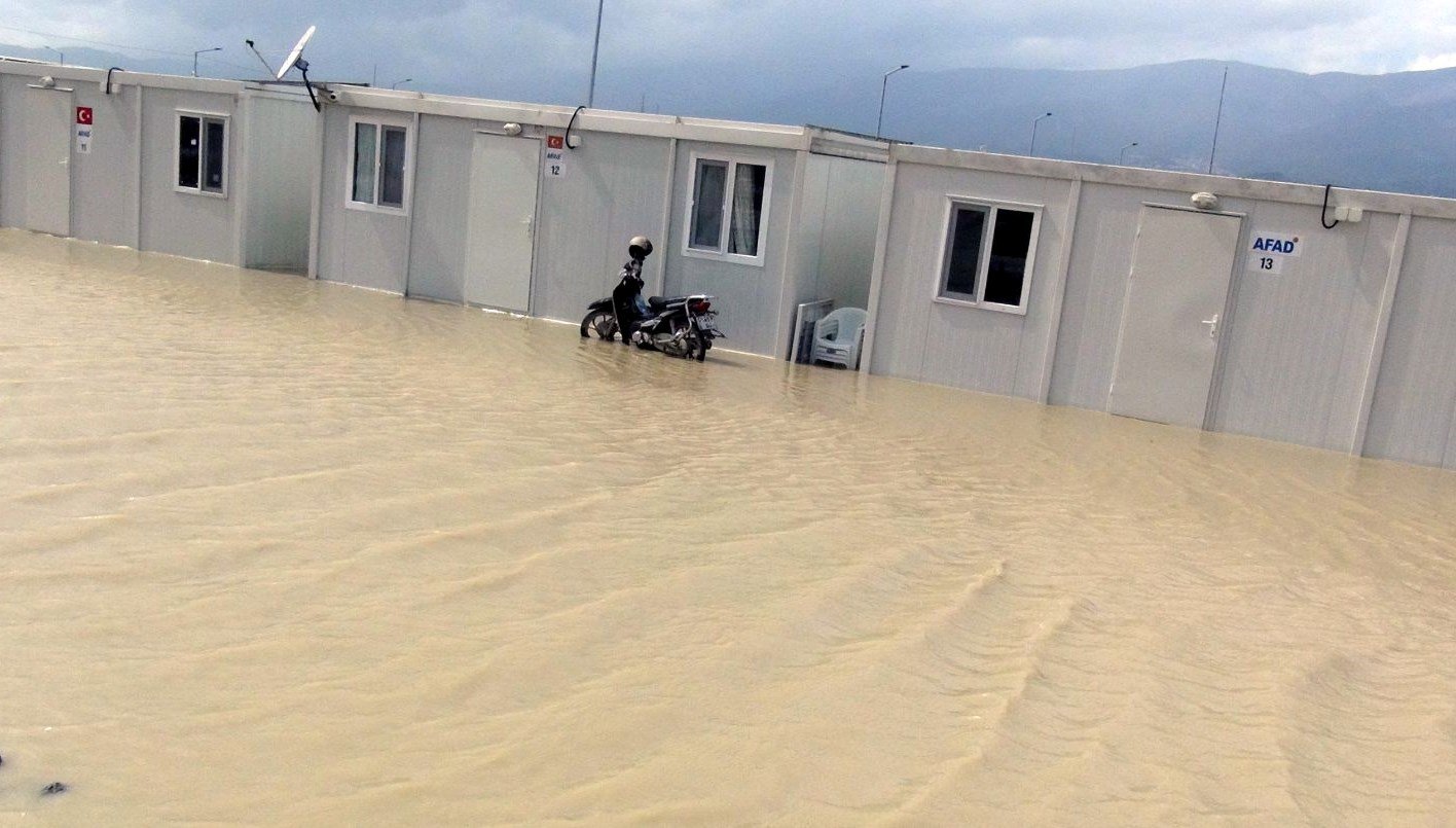 Depremzedelerin konteynerlerini su bastı: Valilikten kriz masası açıklaması