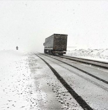 Ardahan-Şavşat kara yolu TIR geçişine kapandı