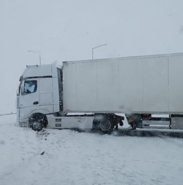 Kar yağışı zincirleme kazaları da beraberinde getirdi: 16 yaralı