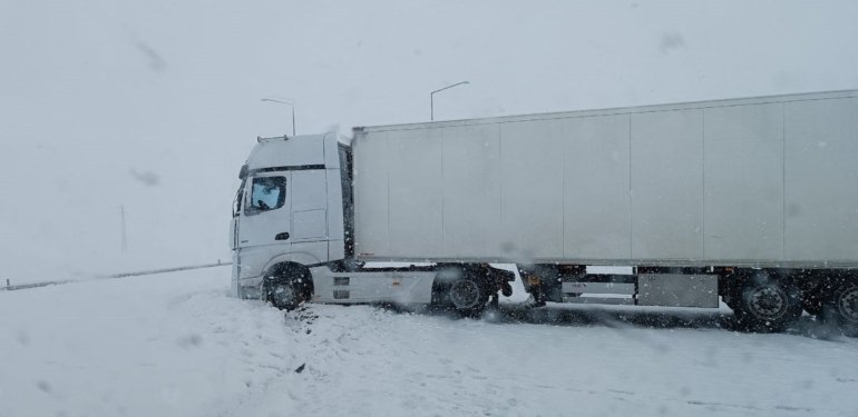 Kar yağışı zincirleme kazaları da beraberinde getirdi: 16 yaralı