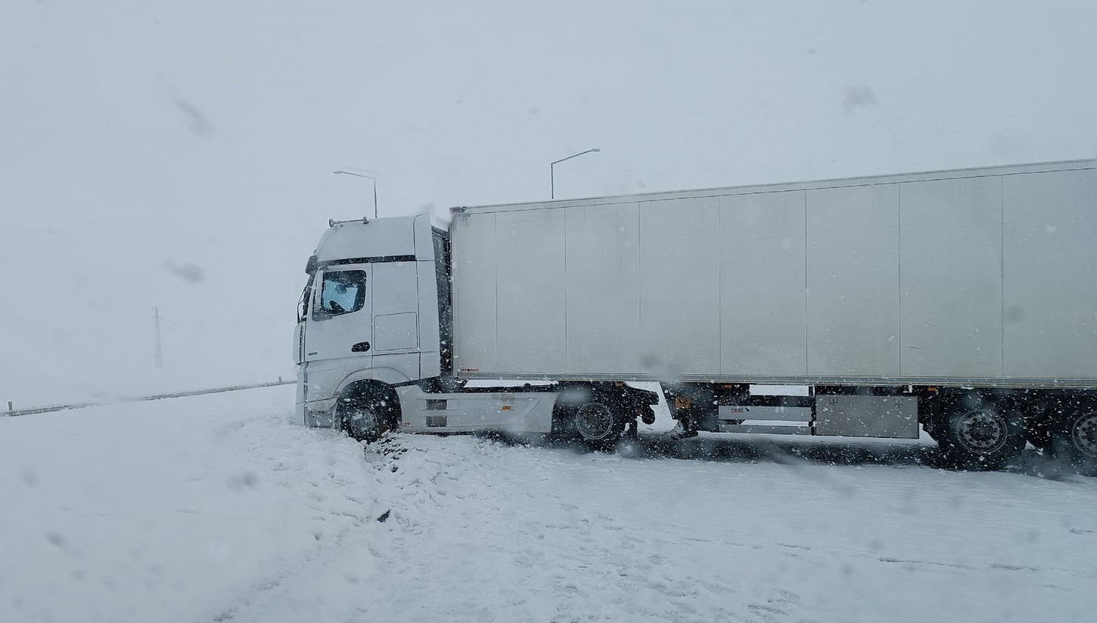 Kar yağışı zincirleme kazaları da beraberinde getirdi: 16 yaralı