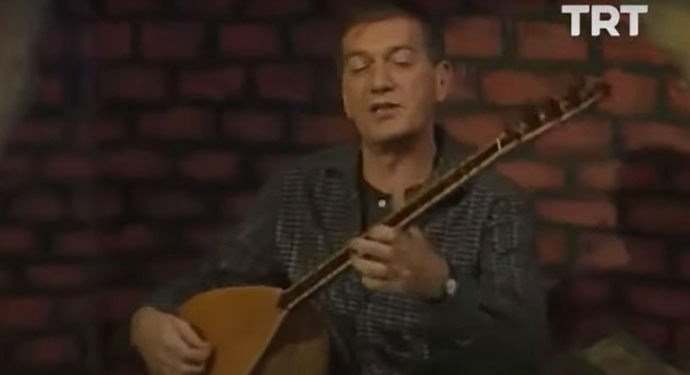 27 Mart Dünya Tiyatro Günü | Ferhan Şensoy bağlaması ile söylüyor: Güldürdüm gidiyorum…
