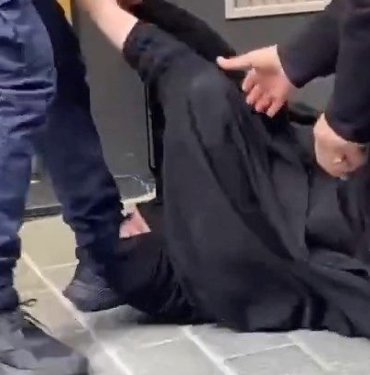 Fatih’te sokak ortasında kadına dayak