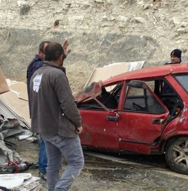 Kaygan yolda feci kaza: TIR devrildi, alçıpanlar otomobilin üzerine düştü