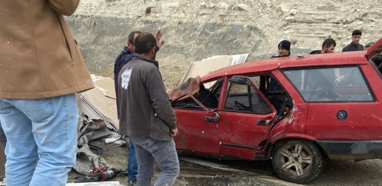 Kaygan yolda feci kaza: TIR devrildi, alçıpanlar otomobilin üzerine düştü