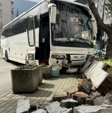 Freni arızalanan otobüs kaza yaptı