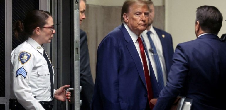 Donald Trump internet üzerinden İncil satışına başladı