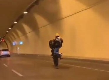 Motosikletinin tehlikeli yolculuğu: Hem tek teker kaldırıp hem de ayağa kalktı