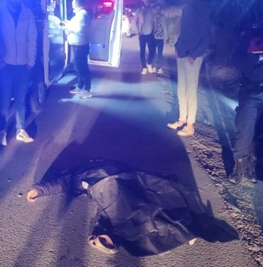 16 yaşındaki sürücü trafikte dehşet saçtı | Yayaya çarptı sonra motosikletten fırladı