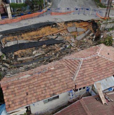 Maltepe’de yol çöktü