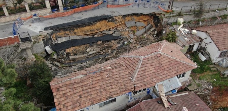 Maltepe’de yol çöktü