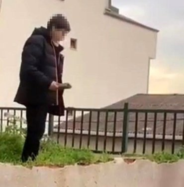 Parkta korku dolu anlar: “Senin beynini patlatırım” diyerek şişle tehdit etti
