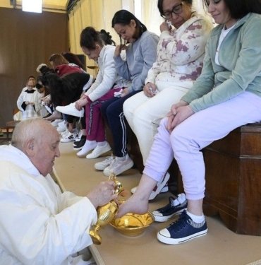 Papa Franciscus kadın mahkumların ayağını yıkadı