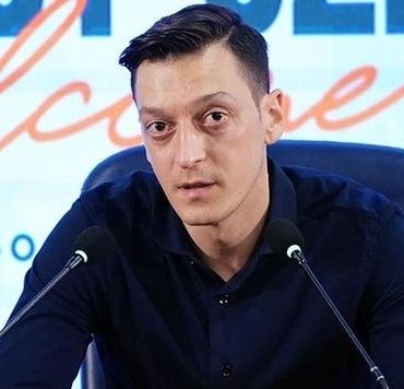 Mesut Özil sahalara geri döndü! Son halini görenler tanıyamadı