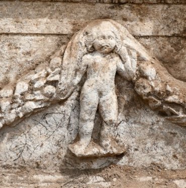 Evin bahçesinden lahit çıktı