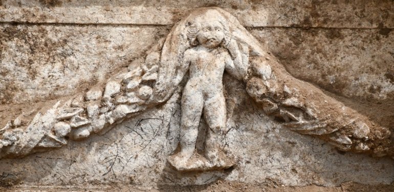 Evin bahçesinden lahit çıktı