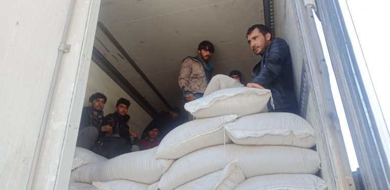 Mercimek yüklü TIR’dan 40 kaçak göçmen çıktı
