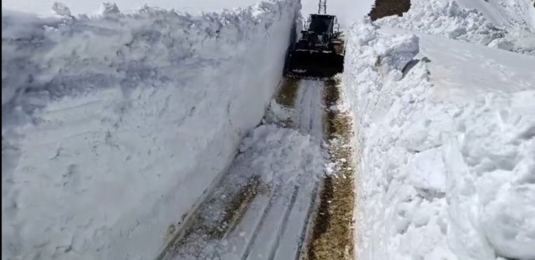 Karla kapanan yollar açıldı