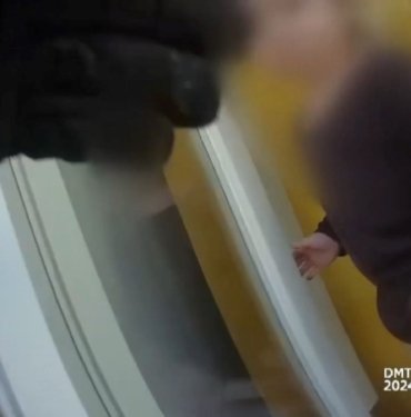 Prag’da korkutan anlar: Pencere pervazına tırmanan bebeği polis kurtardı!