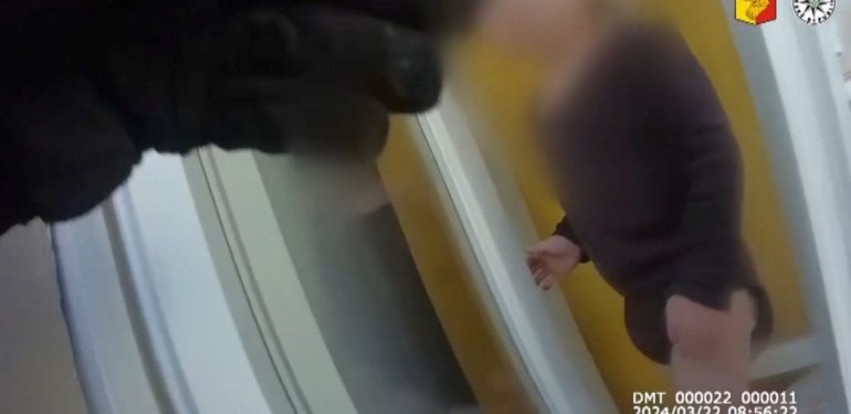 Prag’da korkutan anlar: Pencere pervazına tırmanan bebeği polis kurtardı!