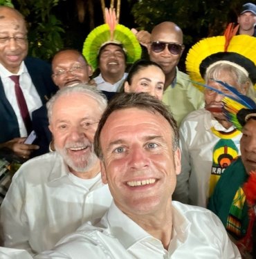 Lula ve Macron’un dikkat çeken pozları düğüne benzetildi