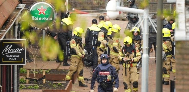 Hollanda’da rehine krizi: Kafedekiler rehin alındı, polis bölgeyi boşalttı