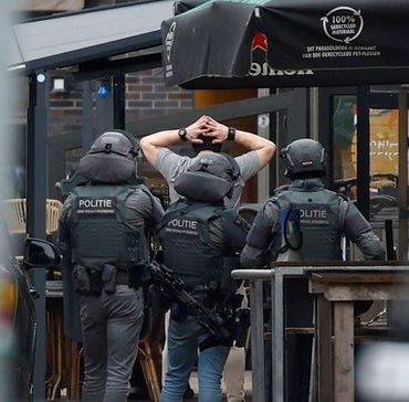 Hollanda’da rehine krizi: Kafede eylem yapan kar maskeli kişiler yakalandı