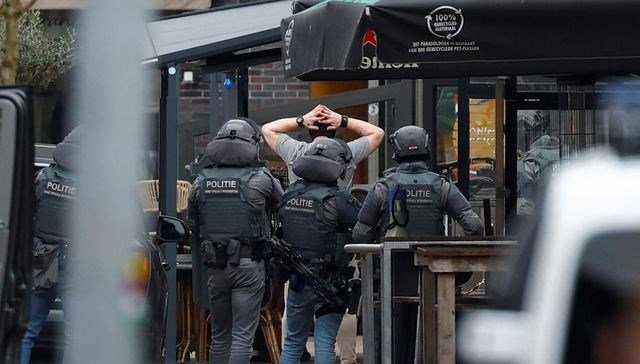 Hollanda’da rehine krizi: Kafedeki saldırgan yakalandı