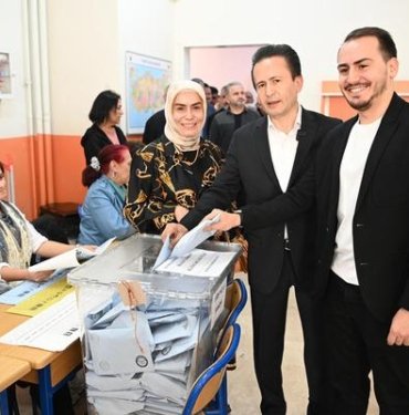 Tuzla Belediye Başkanı Dr. Şadi Yazıcı, oyunu ailesi ile birlikte kullandı “Çıkan sonuçlar ne olursa olsun kazanan, halkımız olacaktır”
