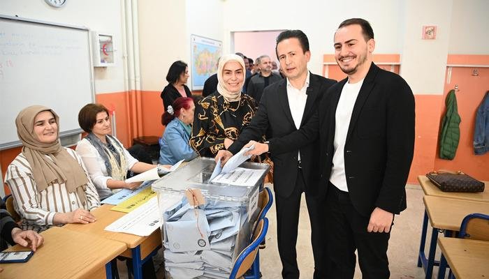 Tuzla Belediye Başkanı Dr. Şadi Yazıcı, oyunu ailesi ile birlikte kullandı “Çıkan sonuçlar ne olursa olsun kazanan, halkımız olacaktır”