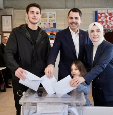Murat Kurum oy kullandığı sandıktan birinci çıktı