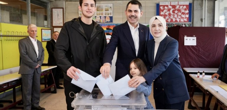 Murat Kurum oy kullandığı sandıktan birinci çıktı