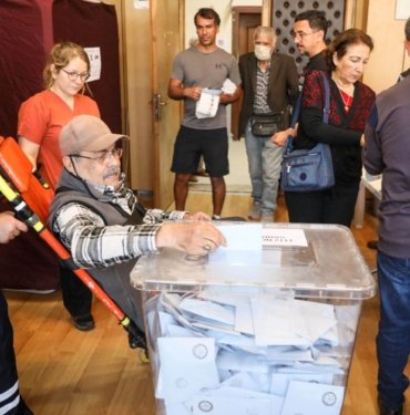 Sandığa ambulansla gitti: “Canım çıkmadıkça her seçimde oy kullanmaya geleceğim”