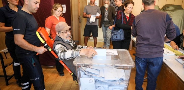 Sandığa ambulansla gitti: “Canım çıkmadıkça her seçimde oy kullanmaya geleceğim”