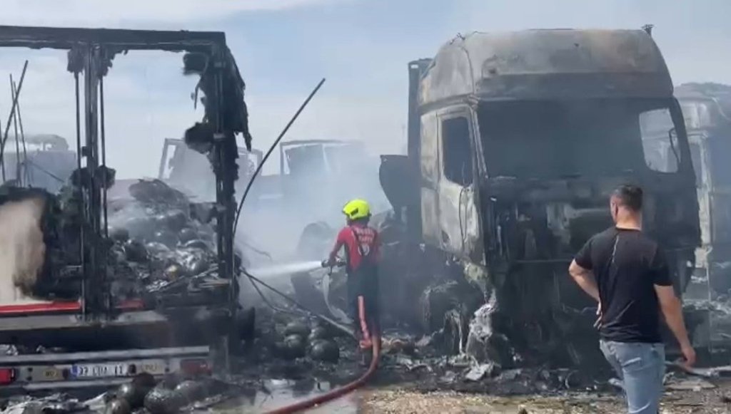 Mersin’de TIR garajında yangın: 5 araç kül oldu