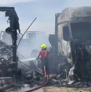 Mersin’de TIR garajında yangın: 5 araç kül oldu
