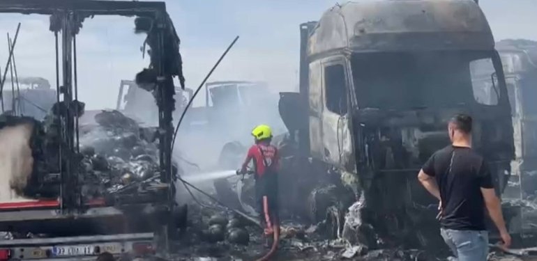 Mersin’de TIR garajında yangın: 5 araç kül oldu