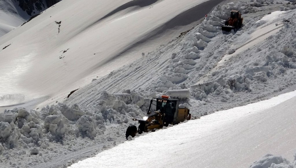 Baharda karla mücadele: Kalınlık 5 metreyi buldu