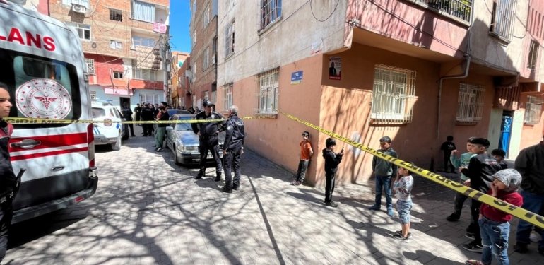 Boşanma davasından çıkıp eski eşini öldürdü