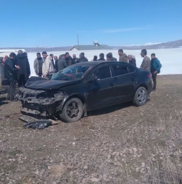 Otomobil ağaca çarptı: 4’ü çocuk 7 yaralı